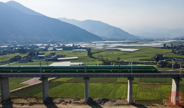 “成昆铁路焕新通车，开启美好出行新篇章”